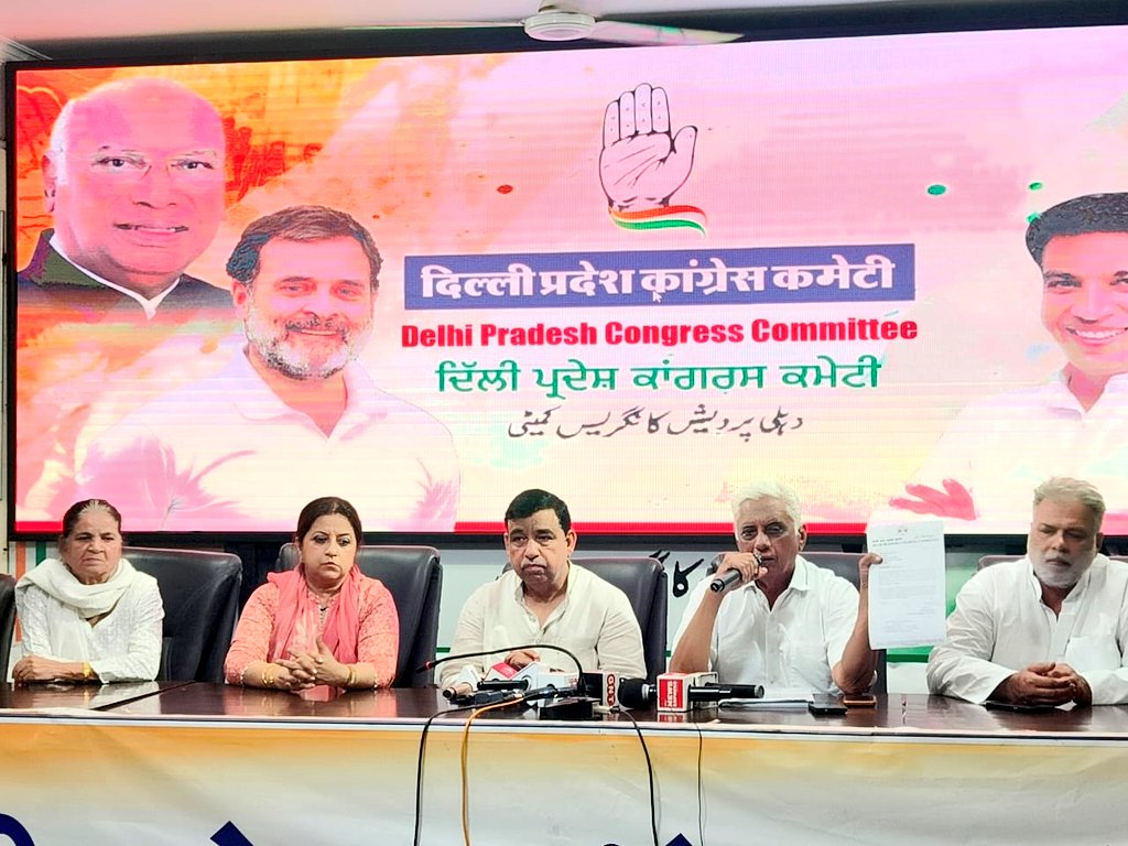 दिल्ली प्रदेश कांग्रेस कार्यलय में शुक्रवार को वरिष्ठ नेता गुरचरण सिंह राजू के निष्कासन की जानकारी देते अनुशासन समिति के अध्यक्ष नरेंद्र नाथ दिल्ली प्रदेश कांग्रेस कार्यलय में शुक्रवार को वरिष्ठ नेता गुरचरण सिंह राजू के निष्कासन की जानकारी देते अनुशासन समिति के अध्यक्ष नरेंद्र नाथ