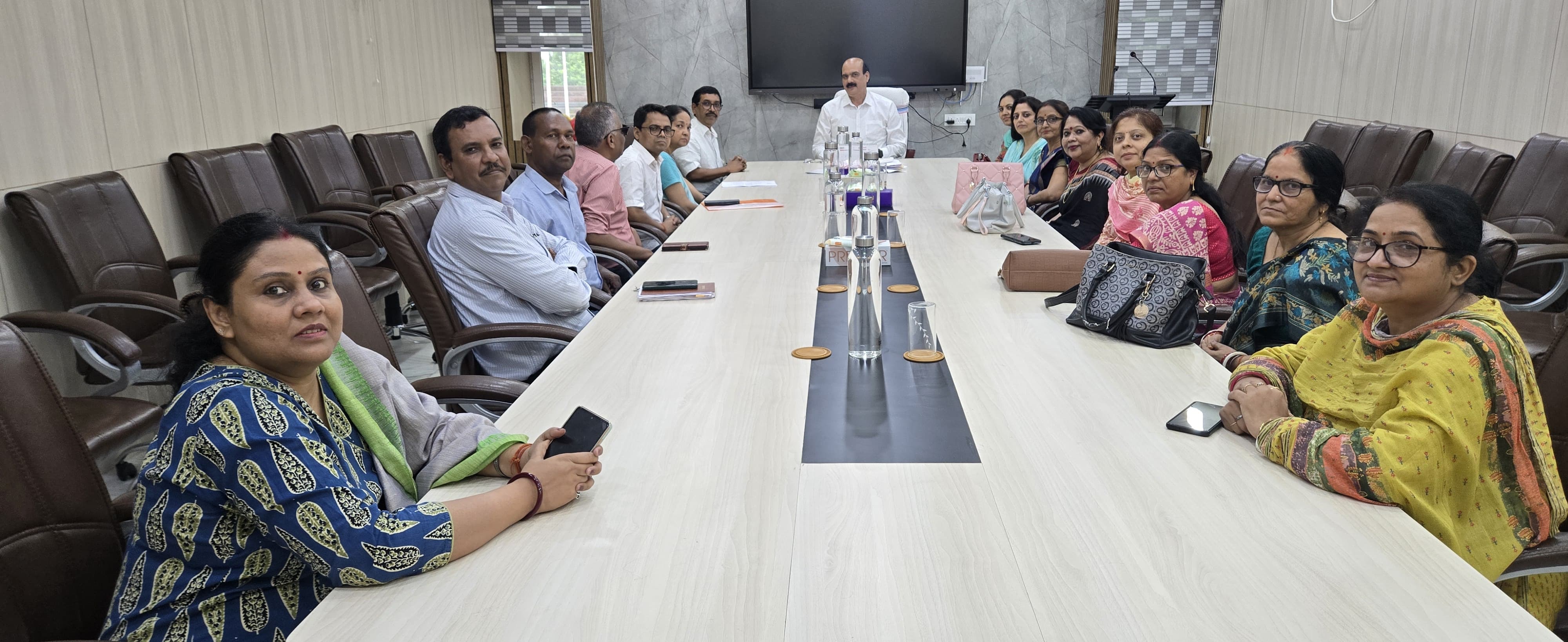 कुलपति से बातचीत करते शिक्षकों की तस्वीर कुलपति से बातचीत करते शिक्षकों की तस्वीर
