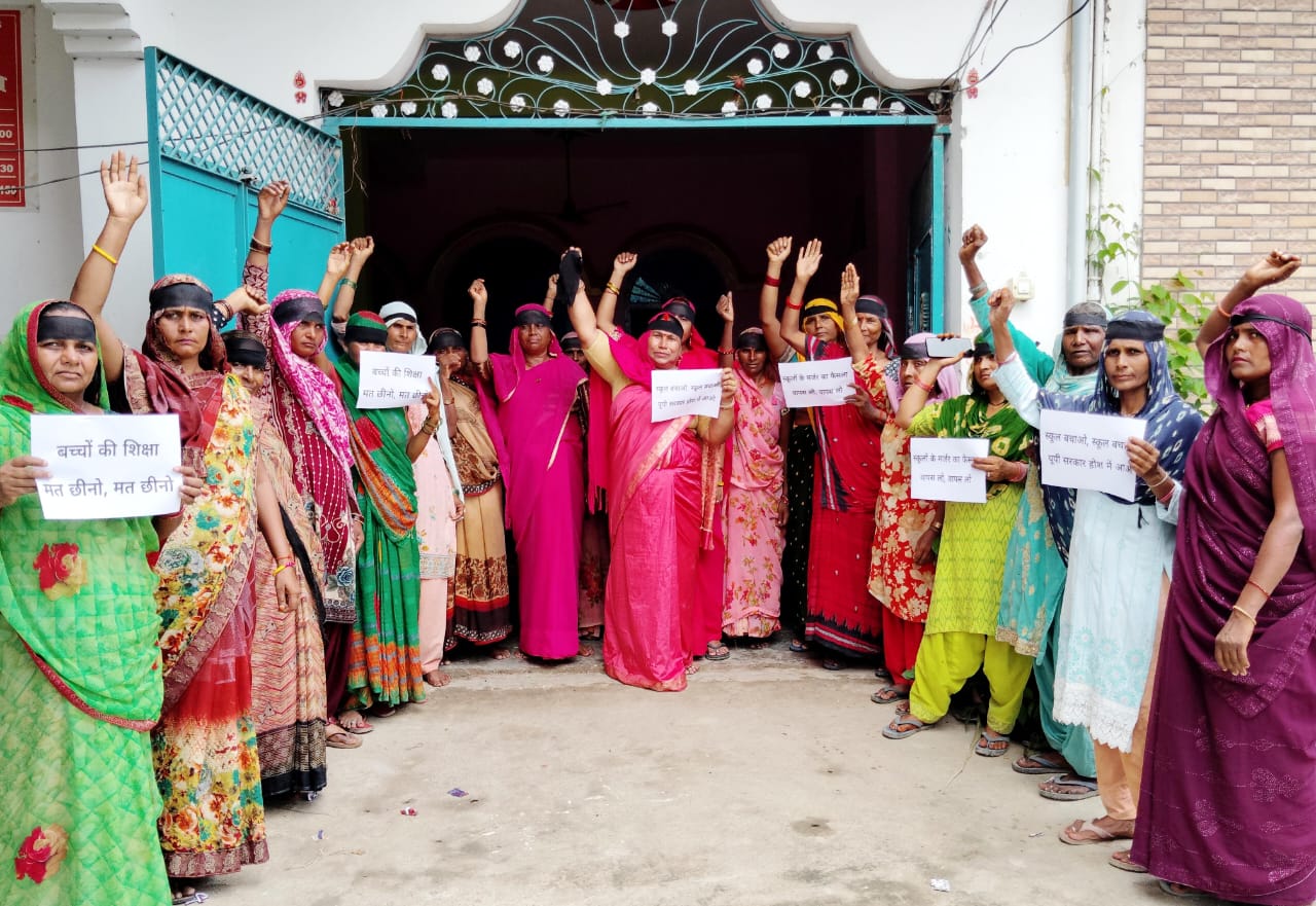 विरोध प्रदर्शन करते गुलाबी गैंग लोकतांत्रिक की महिला सदस्य विरोध प्रदर्शन करते गुलाबी गैंग लोकतांत्रिक की महिला सदस्य