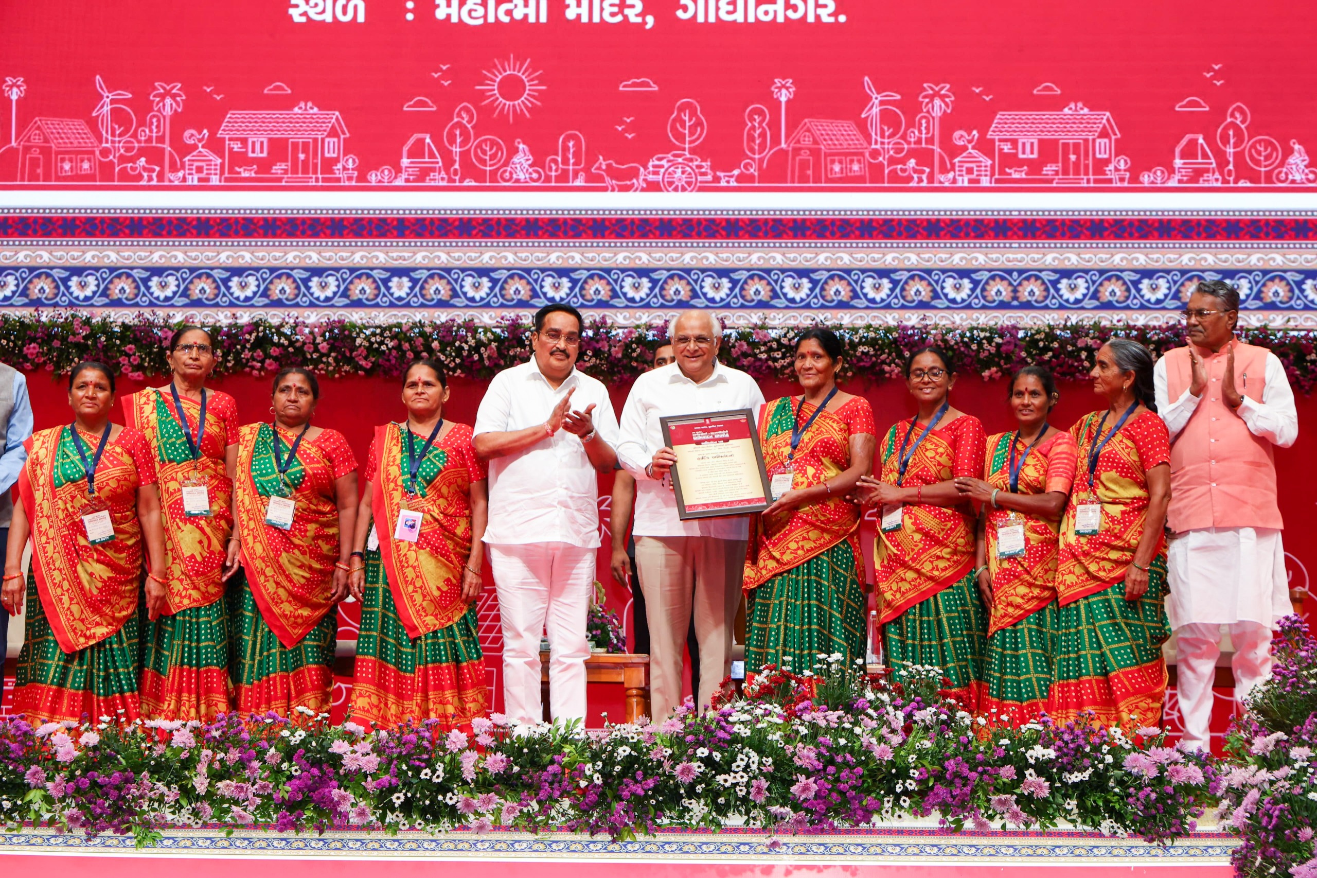 ગાંધીનગર ખાતે અભિવાદન કરવામાં આવ્યું ગાંધીનગર ખાતે અભિવાદન કરવામાં આવ્યું