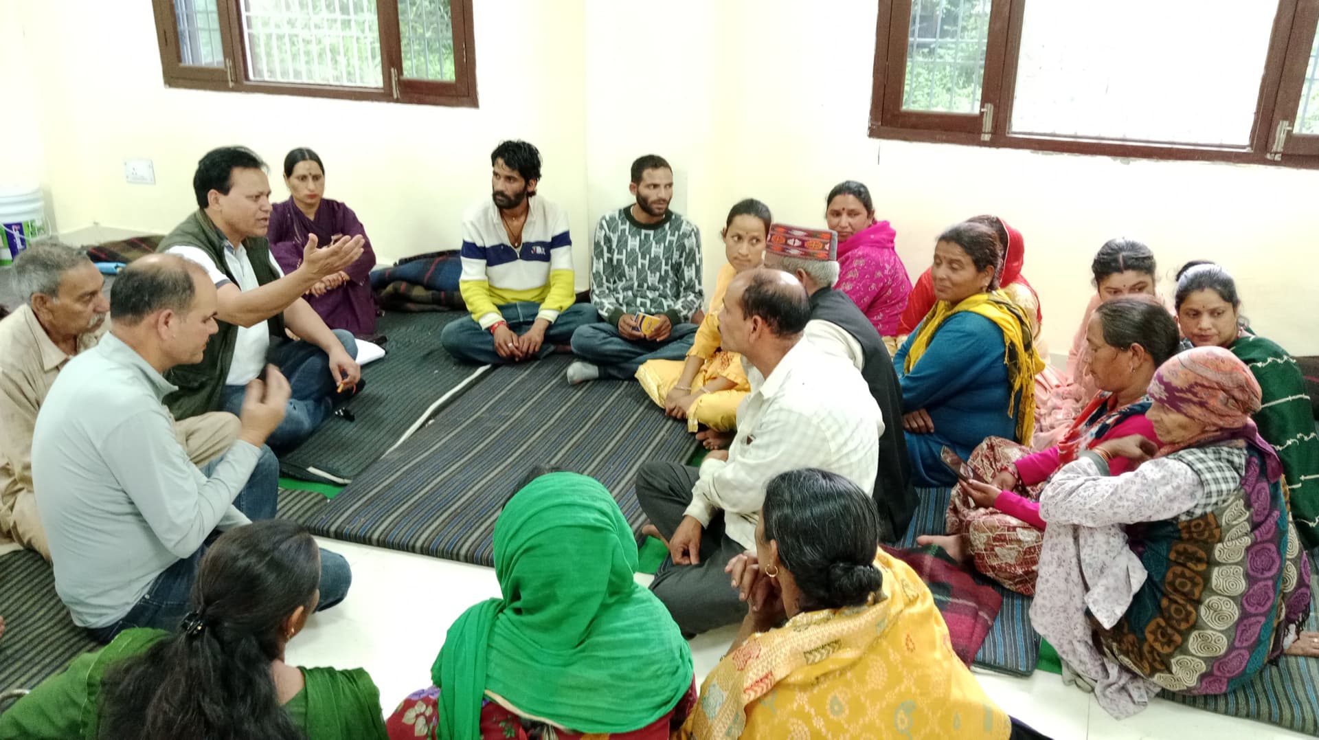 आपदा प्रभावितों के साथ किसान सभा नेता कुशाल भारद्वाज। आपदा प्रभावितों के साथ किसान सभा नेता कुशाल भारद्वाज।