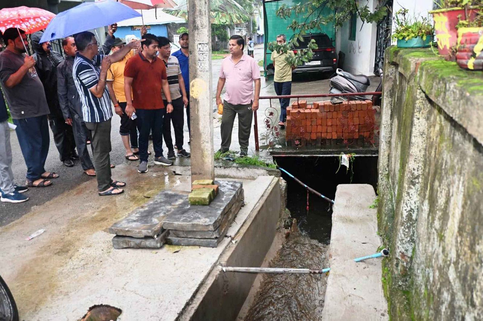 कोरबा आयुक्त ने बारिश के बीच शहर के जलभराव क्षेत्रों, निचली बस्तियों का मैराथन दौरा किया कोरबा आयुक्त ने बारिश के बीच शहर के जलभराव क्षेत्रों, निचली बस्तियों का मैराथन दौरा किया