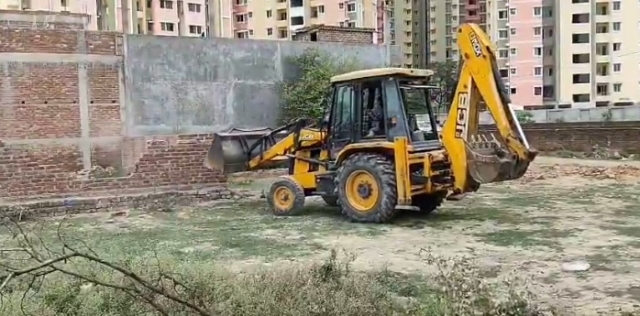 अवैध प्लॉटिंग पर एलडीए ने चलाया बुलडोजर अवैध प्लॉटिंग पर एलडीए ने चलाया बुलडोजर