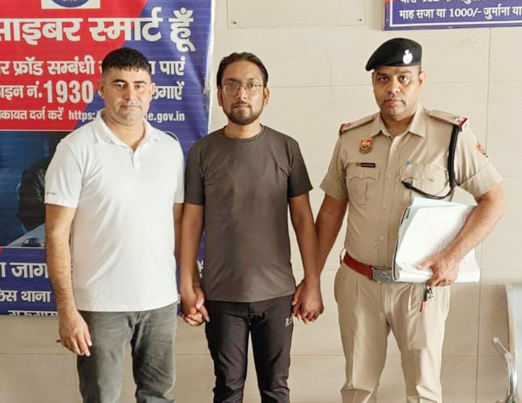 पुलिस की गिरफ्त में ठगों को बैंक खाता उपलब्ध कराने का आरोपी। पुलिस की गिरफ्त में ठगों को बैंक खाता उपलब्ध कराने का आरोपी।