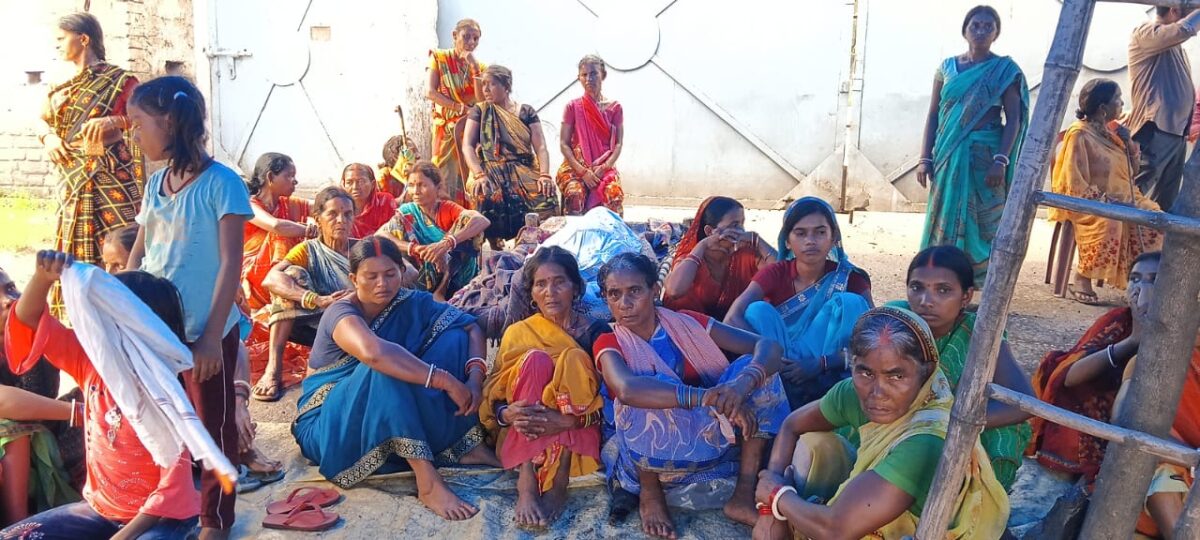 प्लांट के बाहर बैठे परिजन प्लांट के बाहर बैठे परिजन