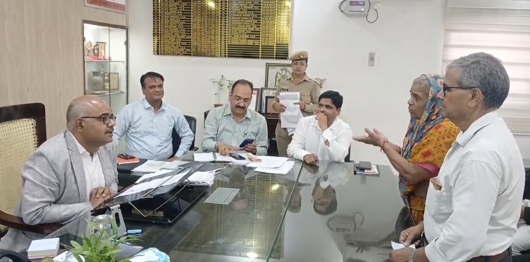 जनता दरबार के दौरान जिलाधिकारी जितेंद्र प्रताप सिंह व अन्य जनता दरबार के दौरान जिलाधिकारी जितेंद्र प्रताप सिंह व अन्य