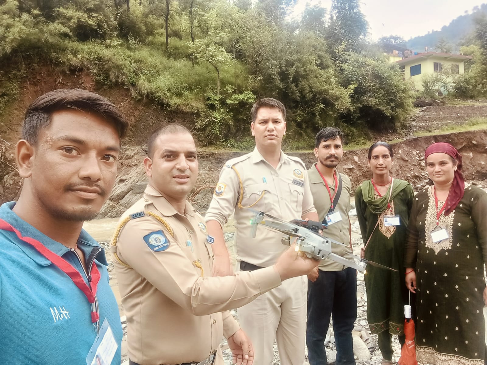 स्यांज में ड्रोन से खोज अभियान चलाते हुए। स्यांज में ड्रोन से खोज अभियान चलाते हुए।