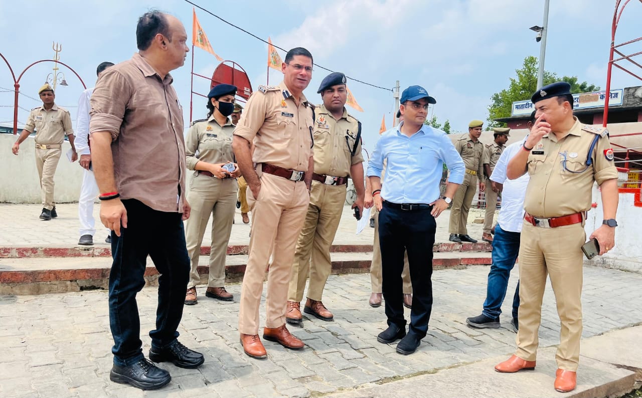 कांवड़ मार्ग का निरीक्षण करते डीएम और अपर पुलिस आयुक्त कांवड़ मार्ग का निरीक्षण करते डीएम और अपर पुलिस आयुक्त