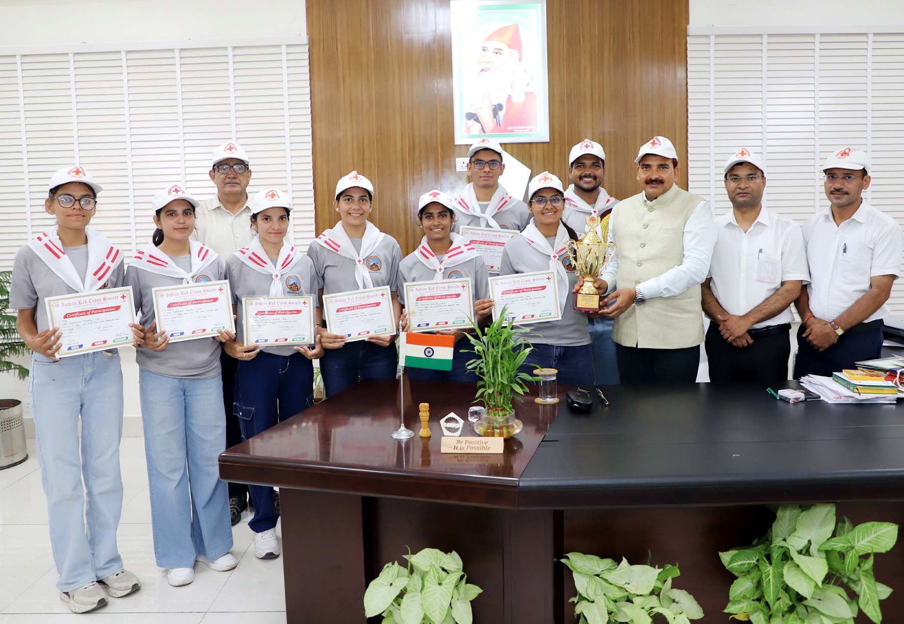 स्वयंसेवकों से मुलाकात करते कुलपति प्रो. नरसी राम बिश्नोई। स्वयंसेवकों से मुलाकात करते कुलपति प्रो. नरसी राम बिश्नोई।