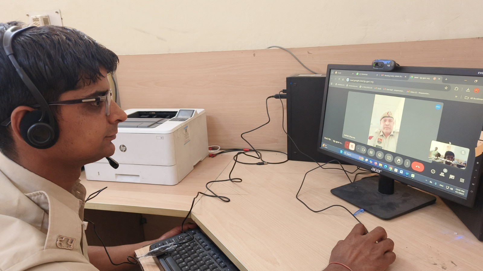 हरियाणा पुलिस का जवान वीसी से सहयोगी के साथ बात करते हुए हरियाणा पुलिस का जवान वीसी से सहयोगी के साथ बात करते हुए