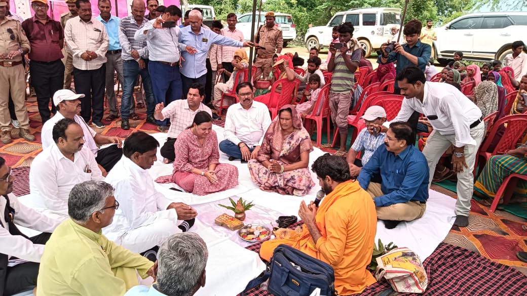 लोनी नदी के जीर्णोद्वार कार्य का शुभारम्भ करने से पूर्व भूमिपूजन का छाया चित्र लोनी नदी के जीर्णोद्वार कार्य का शुभारम्भ करने से पूर्व भूमिपूजन का छाया चित्र