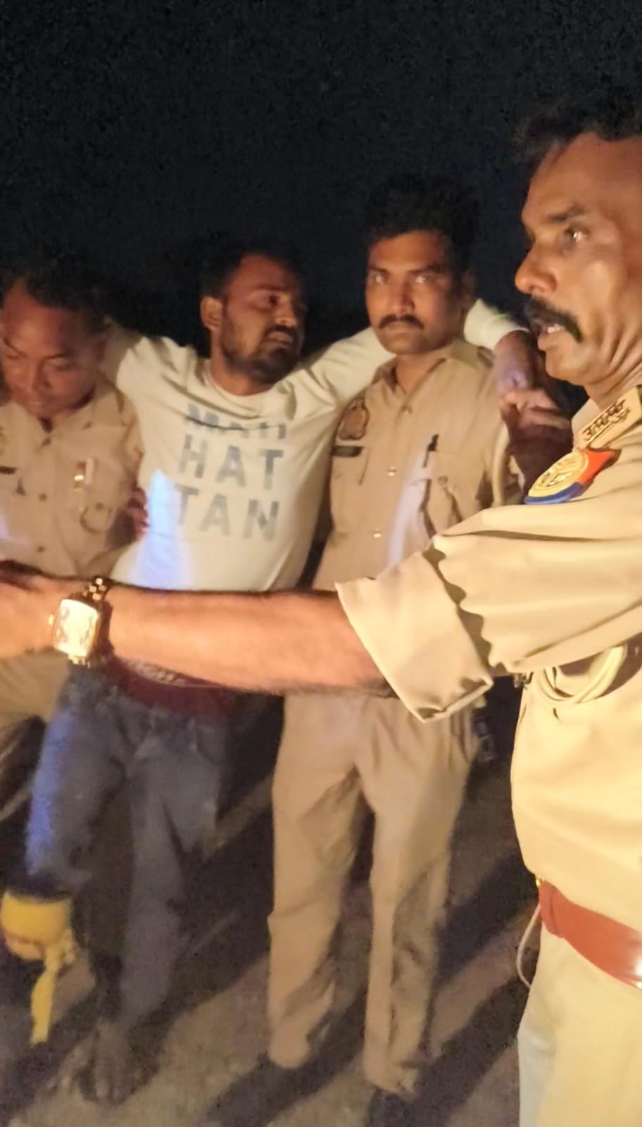 मुठभेड़ के दौरान पुलिस कर्मी ले जाते हुए मुठभेड़ के दौरान पुलिस कर्मी ले जाते हुए