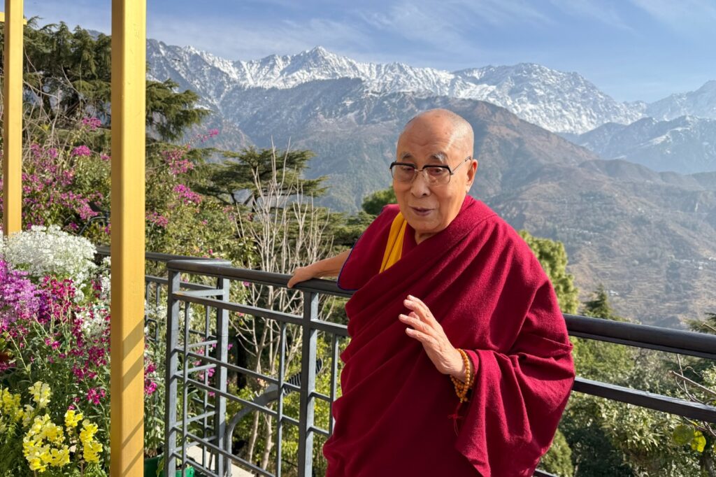 अपने निवास स्थल की बालकनी पर दलाई लामा। अपने निवास स्थल की बालकनी पर दलाई लामा।