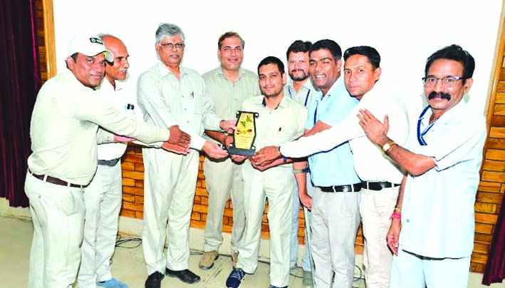 पुरस्क्त करते हुए पुरस्क्त करते हुए