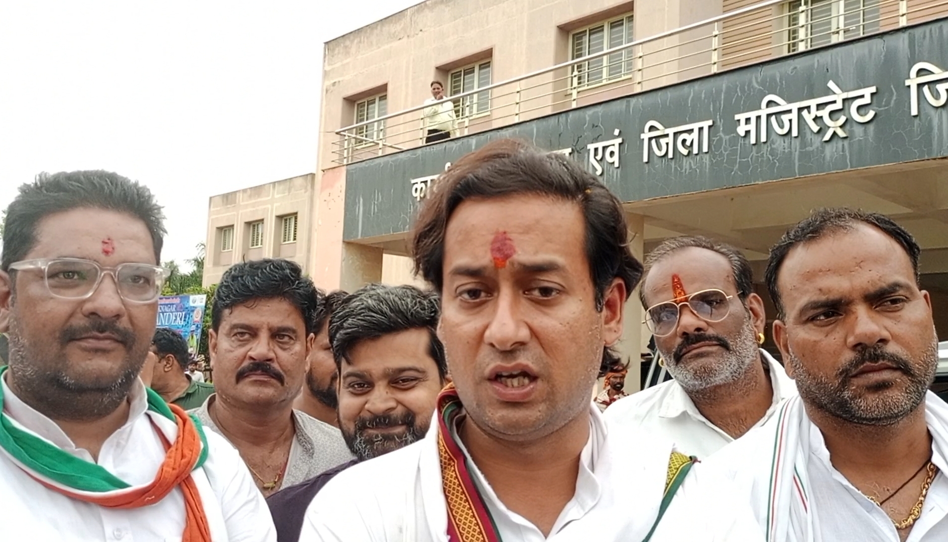 मैला कांड: अशोकनगर की सडक़ों पर पहली बार कांग्रेस का बड़ा जंगी प्रदर्शन, 20 हजार लोगों के एकत्रित होने का दावा मैला कांड: अशोकनगर की सडक़ों पर पहली बार कांग्रेस का बड़ा जंगी प्रदर्शन, 20 हजार लोगों के एकत्रित होने का दावा