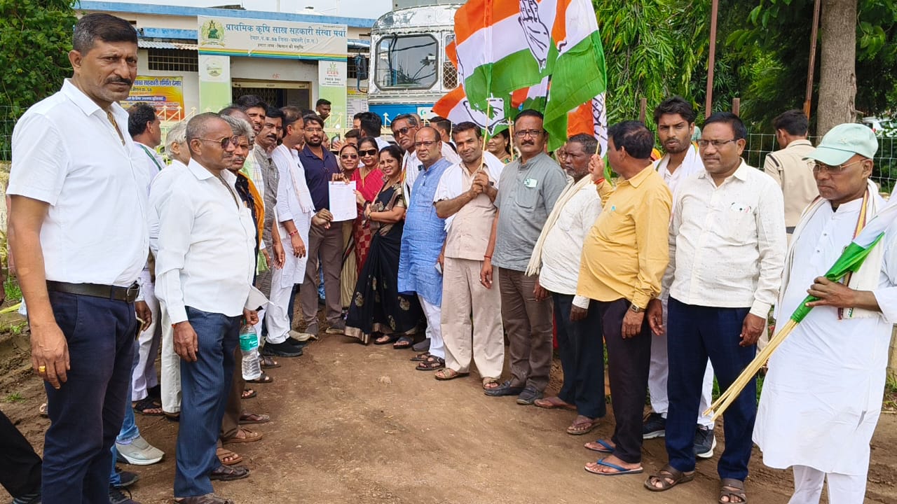 सहकारी समिति कार्यालय देमार के सामने प्रदर्शन करते हुए कांग्रेसी। सहकारी समिति कार्यालय देमार के सामने प्रदर्शन करते हुए कांग्रेसी।