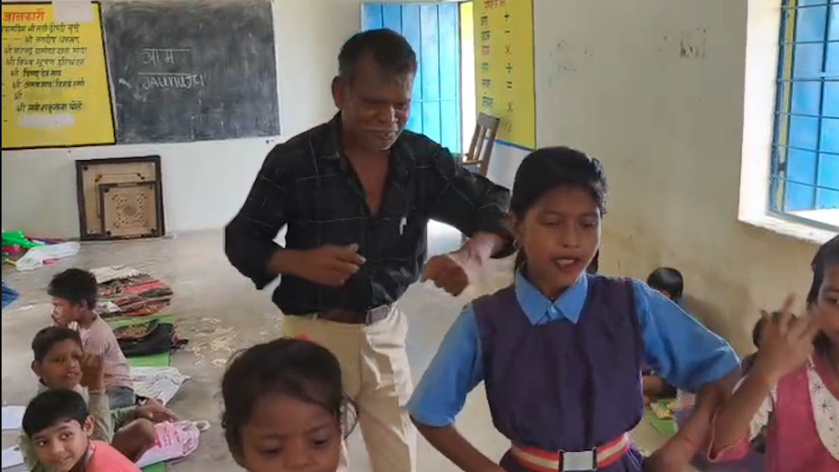 शराब के नशे में थिरकते प्रधान पाठक का वीडियो वायरल शराब के नशे में थिरकते प्रधान पाठक का वीडियो वायरल