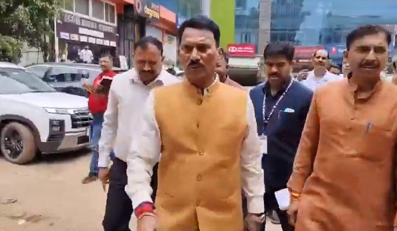 प्रभारी मंत्री ने शहर भ्रमण कर लिया सड़कों का जायजा प्रभारी मंत्री ने शहर भ्रमण कर लिया सड़कों का जायजा