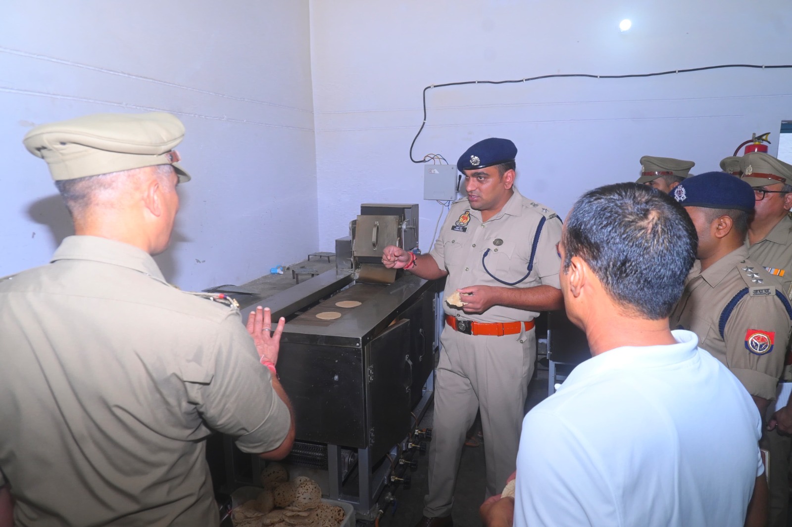 भोजनालय में रिक्रूट आरक्षियों के भोजन की गुणवत्ता जांचते एसएसपी भोजनालय में रिक्रूट आरक्षियों के भोजन की गुणवत्ता जांचते एसएसपी