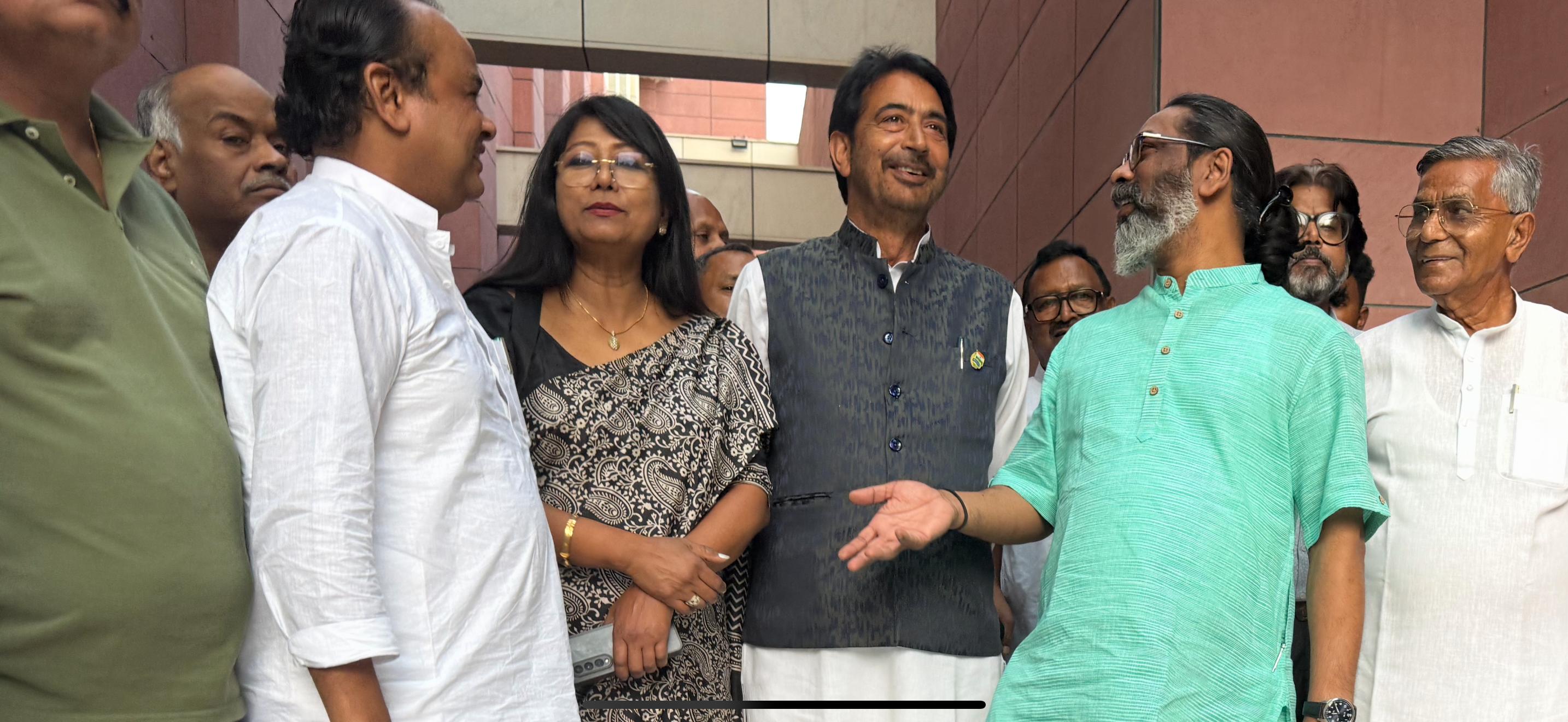 मुलाकात के दौरान इरफान अंसारी समेत अन्य मुलाकात के दौरान इरफान अंसारी समेत अन्य