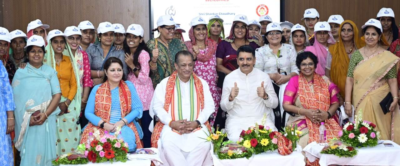 महिलाओं को आत्मनिर्भर बनाने का सशक्त माध्यम डेयरी : जोराराम कुमावत महिलाओं को आत्मनिर्भर बनाने का सशक्त माध्यम डेयरी : जोराराम कुमावत