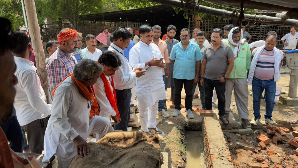 निर्माण कार्य का स्थलीय निरीक्षण करते मडिहान विधायक रमाशंकर सिंह पटेल व अन्य। निर्माण कार्य का स्थलीय निरीक्षण करते मडिहान विधायक रमाशंकर सिंह पटेल व अन्य।
