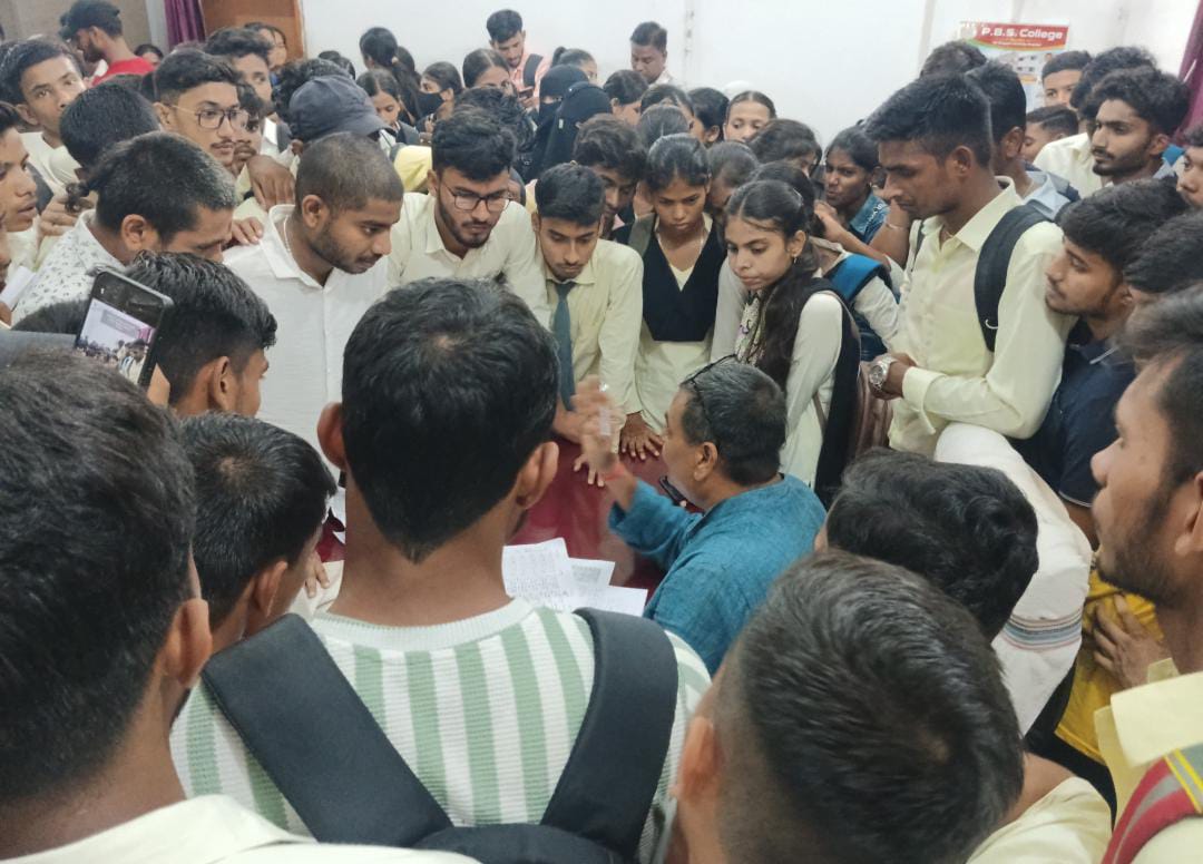 परीक्षा नियंत्रक से बात करते छात्र परीक्षा नियंत्रक से बात करते छात्र