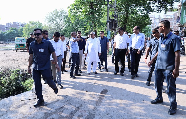 मुख्यमंत्री पटना साहिब रेलवे स्टेशन से पटना घाट तक के सम्पर्क पथ के निर्माणाधीन कार्य जायजा लेते हुए मुख्यमंत्री पटना साहिब रेलवे स्टेशन से पटना घाट तक के सम्पर्क पथ के निर्माणाधीन कार्य जायजा लेते हुए