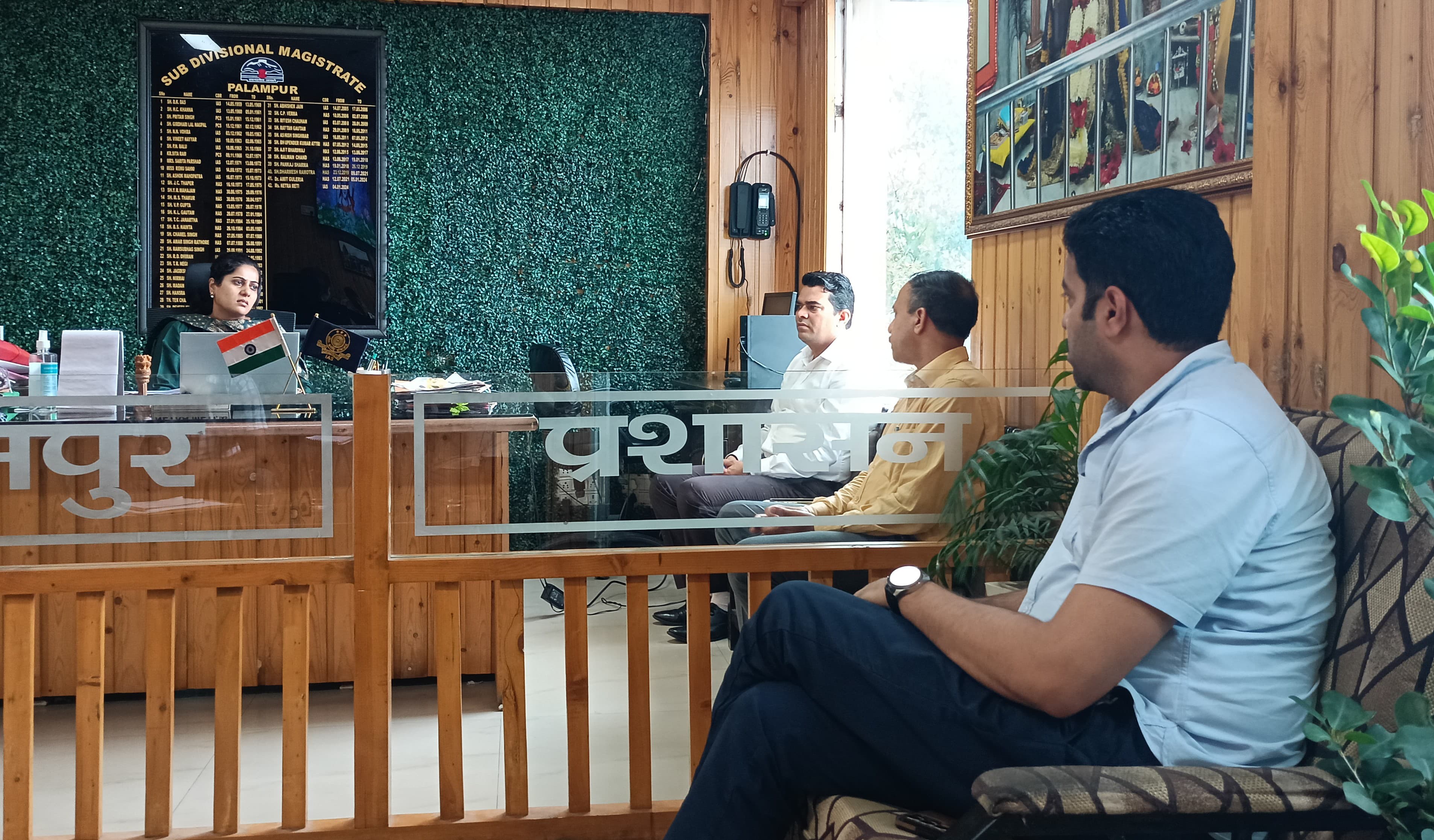 बैठक के दौरान एसडीएम और अन्य। बैठक के दौरान एसडीएम और अन्य।