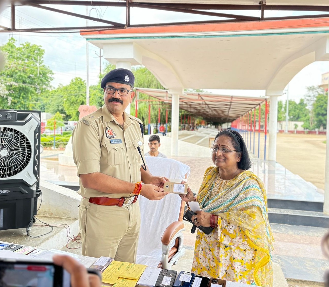 मोबाइल वापस पाकर खिले चेहरे, एसपी उत्तरी मुकेश चंद्र मिश्रा ने खुद सौंपे फोन मोबाइल वापस पाकर खिले चेहरे, एसपी उत्तरी मुकेश चंद्र मिश्रा ने खुद सौंपे फोन