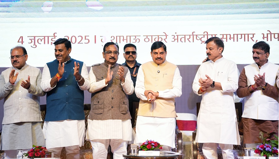 मुख्यमंत्री डॉ. मोहन यादव ने लैपटॉप के लिए विद्यार्थियों के खातों में सिंगल क्लिक से राशि की अंतरित मुख्यमंत्री डॉ. मोहन यादव ने लैपटॉप के लिए विद्यार्थियों के खातों में सिंगल क्लिक से राशि की अंतरित