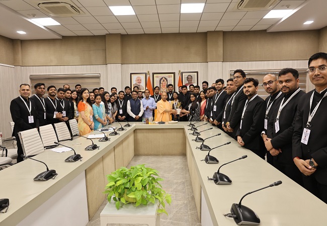 पीसीएस अधािकारियों से मिले योगी पीसीएस अधािकारियों से मिले योगी