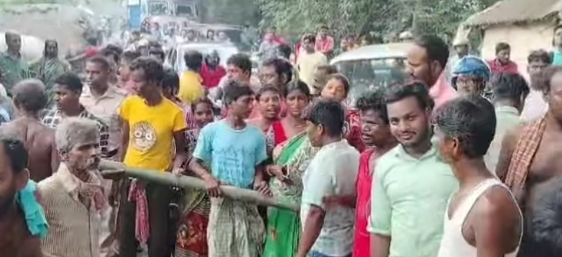सड़क मरम्मत की मांग पर आरामबाग में पथ अवरोध सड़क मरम्मत की मांग पर आरामबाग में पथ अवरोध