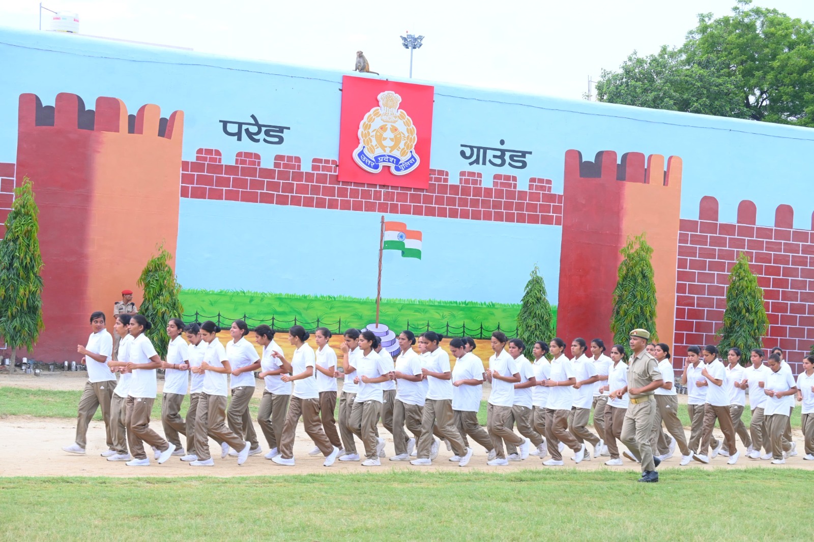 परेड निरीक्षण के दौरान टर्नआउट और अनुशासन की जांच करते एसएसपी परेड निरीक्षण के दौरान टर्नआउट और अनुशासन की जांच करते एसएसपी