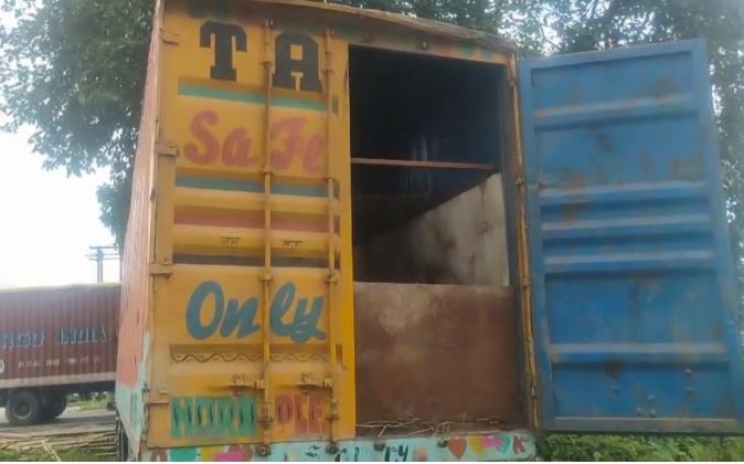 मवेशियों से भरा कंटेनर जब्त मवेशियों से भरा कंटेनर जब्त