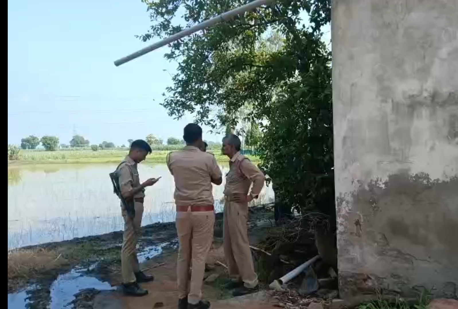 घटना स्थल पर जांच करती पुलिस घटना स्थल पर जांच करती पुलिस