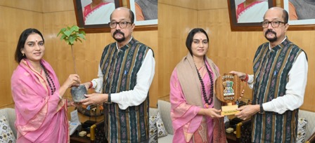 राजभवन में वाटर वुमेन और पंचतत्व फाउंडेशन नोएडा की संस्थापक शिप्रा पाठक राज्यपाल रमेन डेका से सौजन्य भेंट करती हुई राजभवन में वाटर वुमेन और पंचतत्व फाउंडेशन नोएडा की संस्थापक शिप्रा पाठक राज्यपाल रमेन डेका से सौजन्य भेंट करती हुई