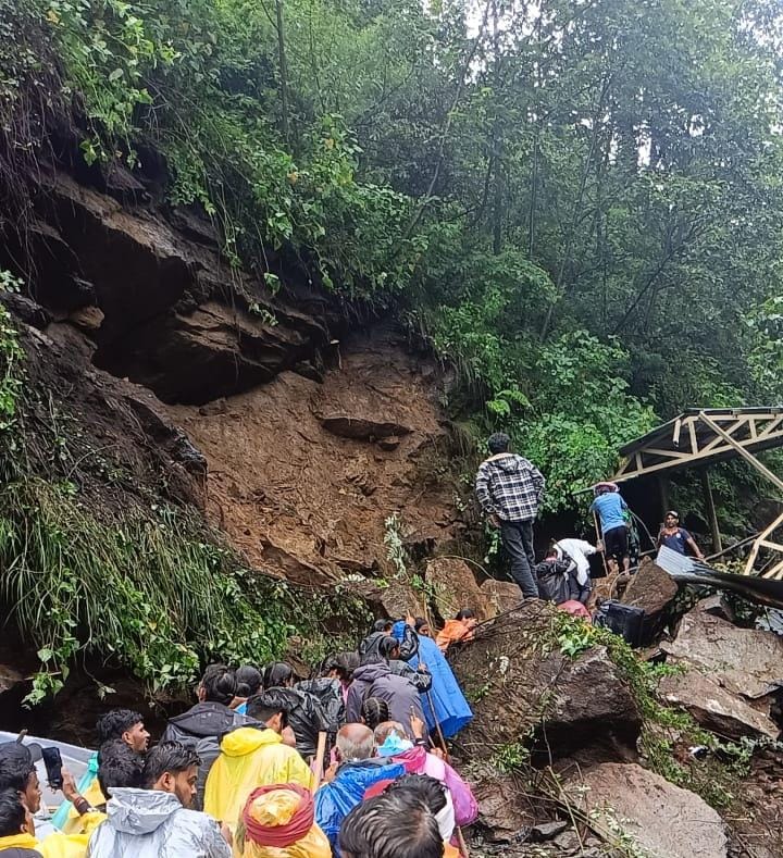 केदारनाथ पैदल मार्ग पर पर ज्ञमलबा हटाते श्रमिक केदारनाथ पैदल मार्ग पर पर ज्ञमलबा हटाते श्रमिक