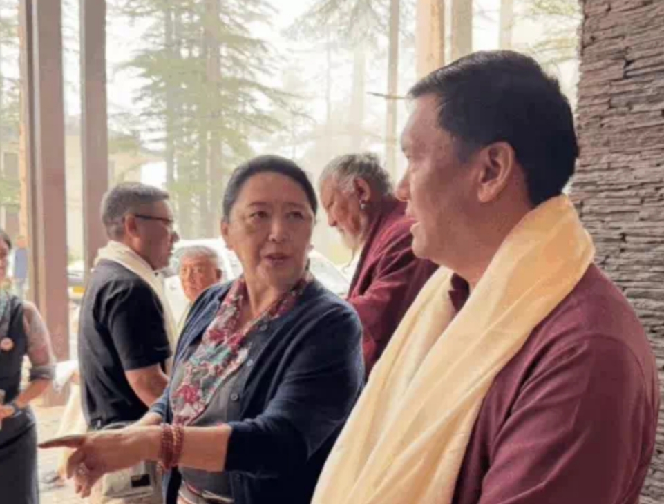 निर्वासित तिब्बत सरकार के सुरक्षा मंत्री के साथ अरुणाचल के मुख्यमंत्री। निर्वासित तिब्बत सरकार के सुरक्षा मंत्री के साथ अरुणाचल के मुख्यमंत्री।