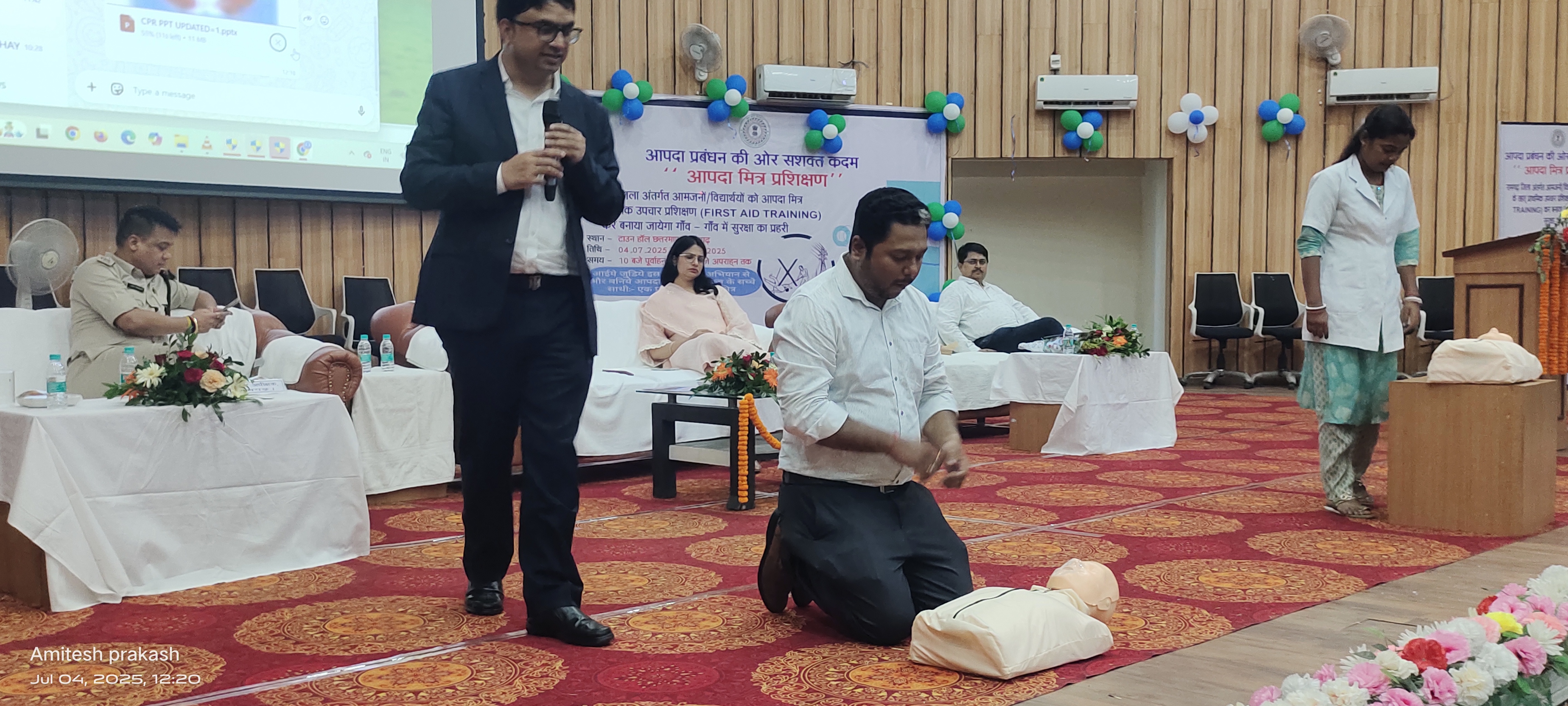कार्यक्रम में लोगों को संबोधित करते डीसी कार्यक्रम में लोगों को संबोधित करते डीसी