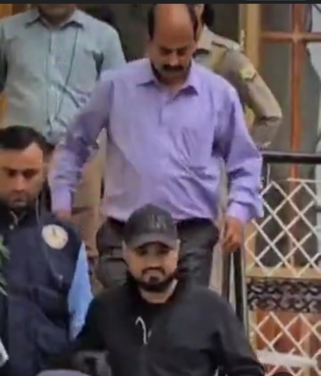 एनआईए की टीम आरोपी को लेकर जाती हुई। एनआईए की टीम आरोपी को लेकर जाती हुई।