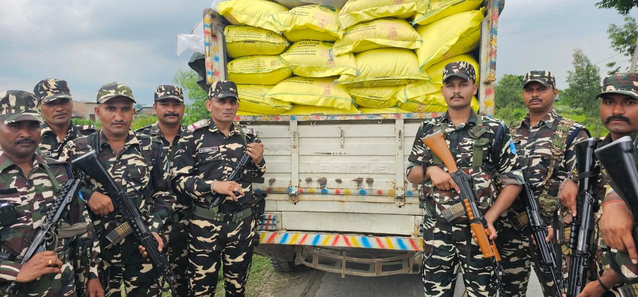 अररिया फोटो:जब्त यूरिया के साथ एसएसबी जवान अररिया फोटो:जब्त यूरिया के साथ एसएसबी जवान