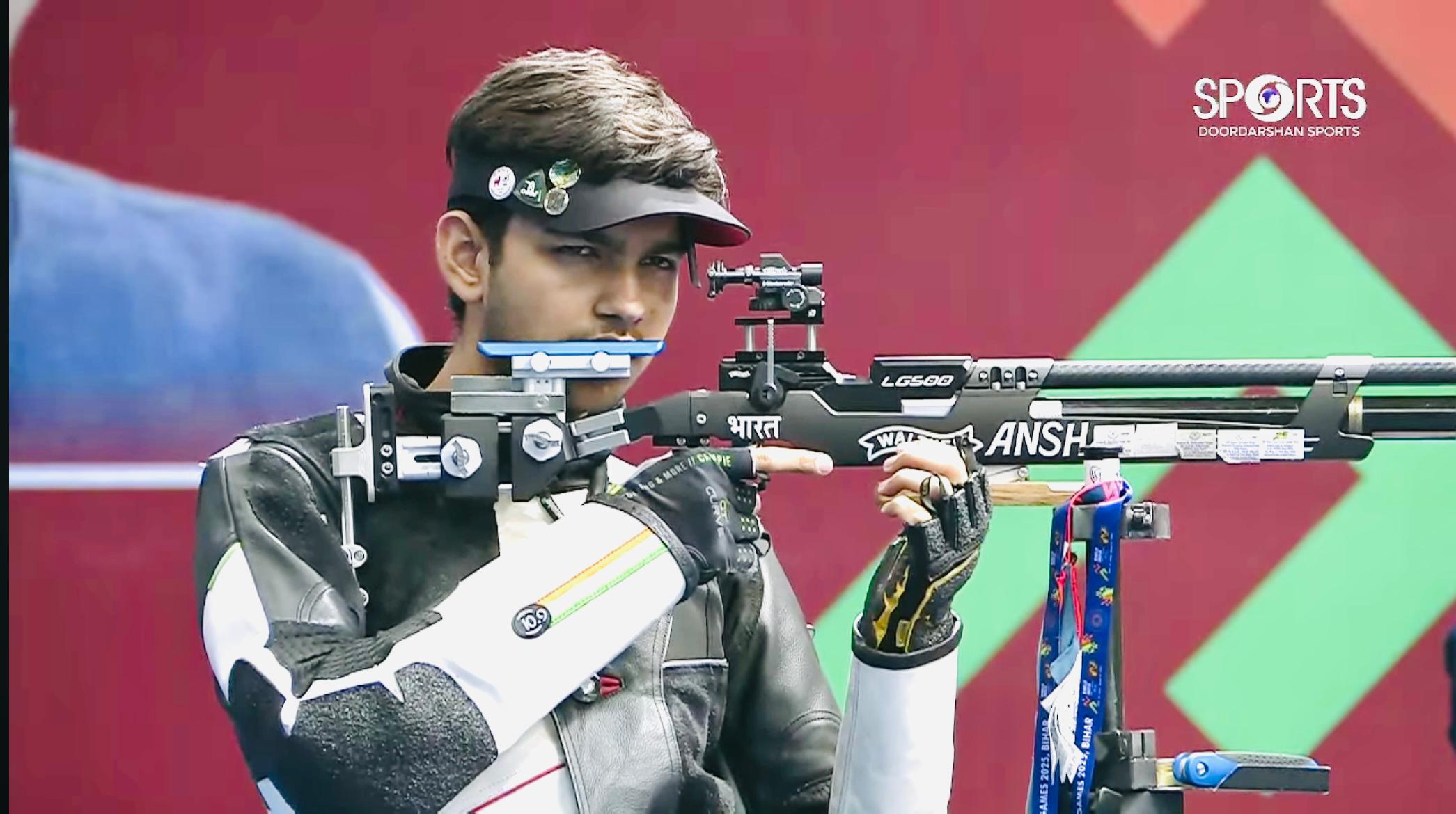निशाना साधते अंश डबास निशाना साधते अंश डबास