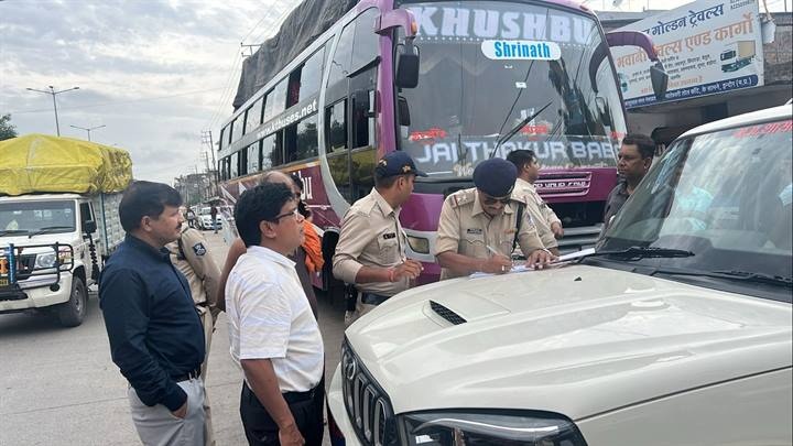 आरटीओ ने पालदा तिराहे पर बसों पर की कार्यवाही आरटीओ ने पालदा तिराहे पर बसों पर की कार्यवाही