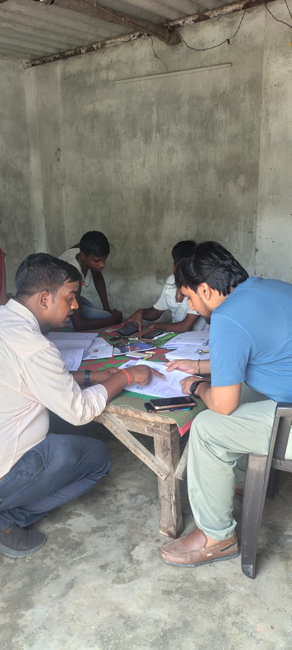 जानकारी देते अधिकारी जानकारी देते अधिकारी