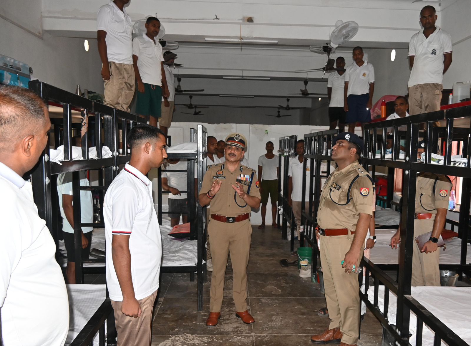 वाराणसी: पुलिस कमिश्नर प्रशिक्षु आरक्षियों से संवाद करते हुए वाराणसी: पुलिस कमिश्नर प्रशिक्षु आरक्षियों से संवाद करते हुए