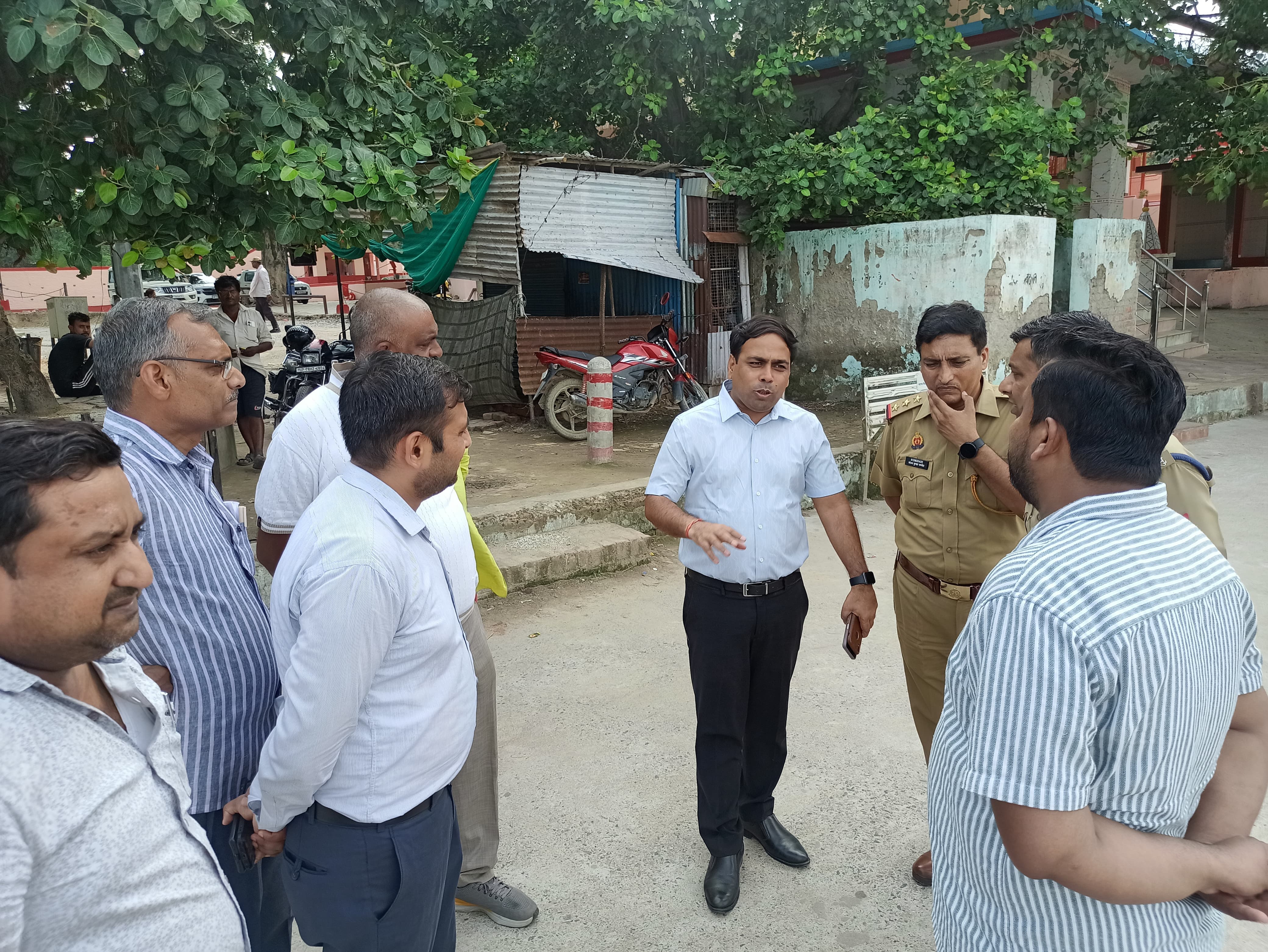 ड्योढी घाट का जेएज़ा लेते उपजिलाधिकारी ड्योढी घाट का जेएज़ा लेते उपजिलाधिकारी