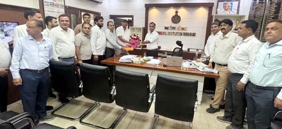 निगम आयुक्त धीरेंद्र खडग़टा का आभार जताते हुए ठेकेदार वेलफेयर एसोसिएशन के सदस्य। निगम आयुक्त धीरेंद्र खडग़टा का आभार जताते हुए ठेकेदार वेलफेयर एसोसिएशन के सदस्य।
