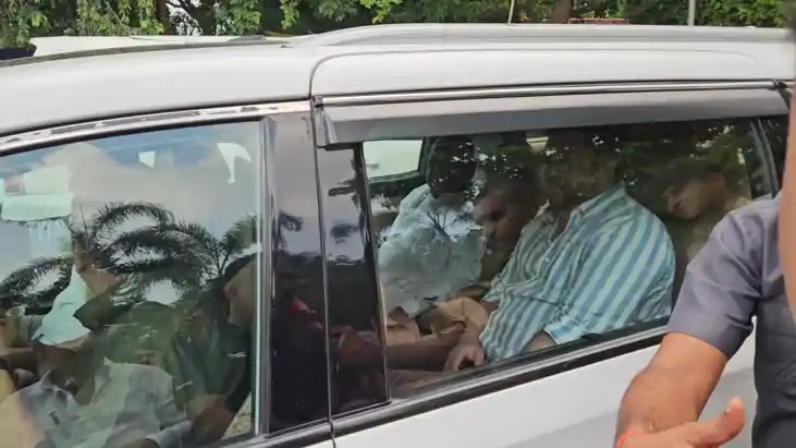 निवाचन कायालय के सामने गाड़ी पर बैठे तेजसवी निवाचन कायालय के सामने गाड़ी पर बैठे तेजसवी