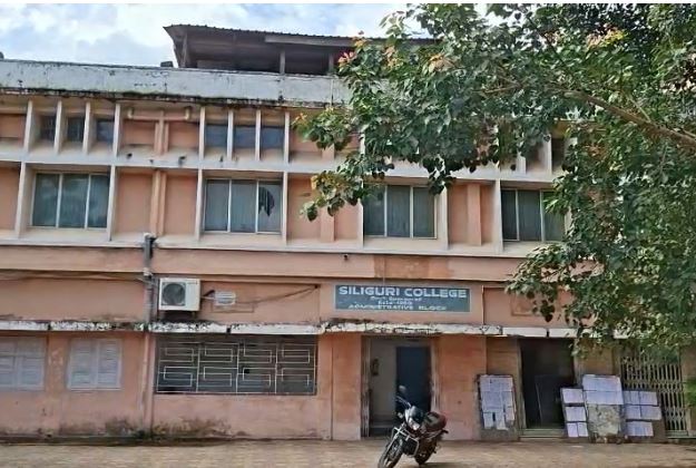 सिलीगुड़ी कॉलेज में लगेंगे सीसीटीवी कैमरे सिलीगुड़ी कॉलेज में लगेंगे सीसीटीवी कैमरे